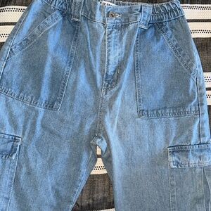 Light blue jeans. Side pockets on both legs, stretchy top. Nice fit.